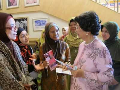 Tun Dr Siti Hasmah at the booth